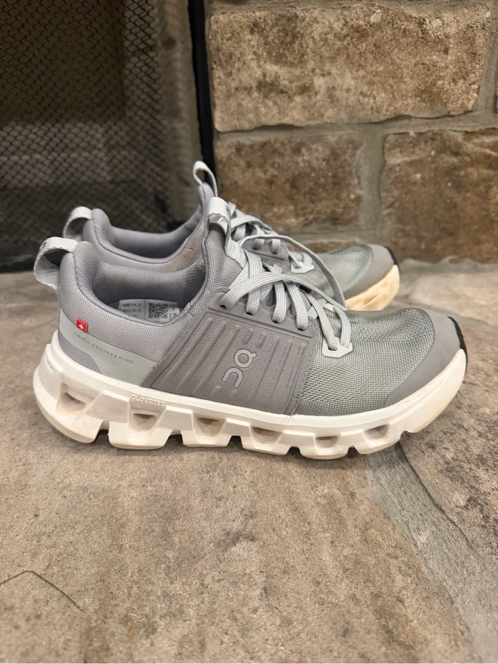 On Cloud Kids' Grey Cloudswift Lightweight Sneakers